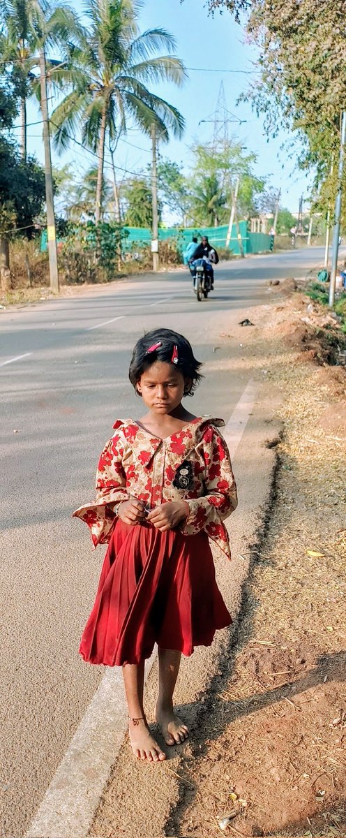 mohapatranb's tweet photo. While negotiating with some skilled workers in Jadabara, Jajpur Road I saw this innocent and beautiful girl who was oblivious of her surroundings. Thatched huts, water scarcity etc etc - but she was enjoying her chocolate and was busy with herself https://t.co/Y3ldb8Sm0D