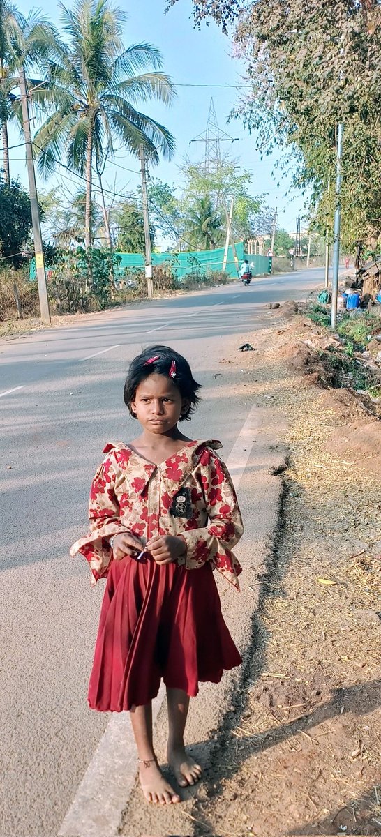 mohapatranb's tweet photo. While negotiating with some skilled workers in Jadabara, Jajpur Road I saw this innocent and beautiful girl who was oblivious of her surroundings. Thatched huts, water scarcity etc etc - but she was enjoying her chocolate and was busy with herself https://t.co/Y3ldb8Sm0D
