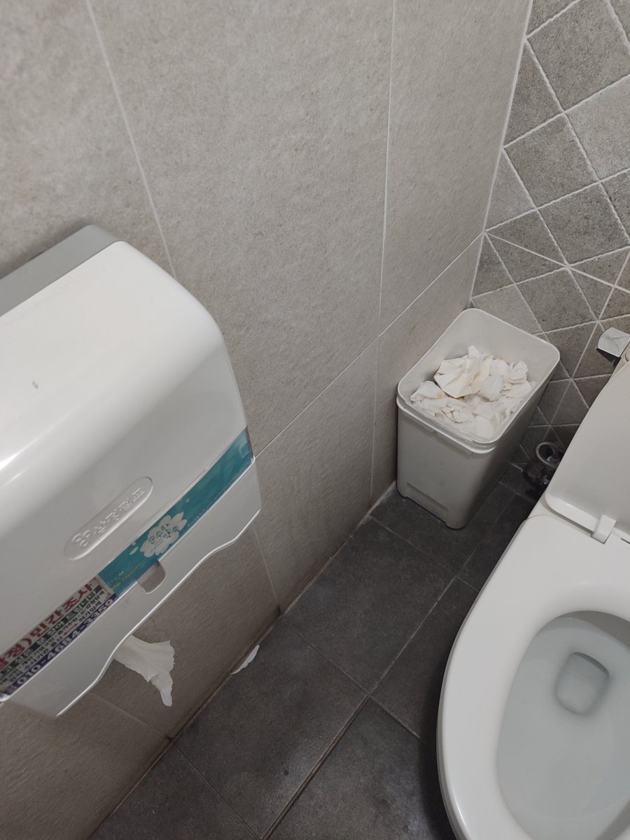 ardisatriawan's tweet photo. Gak pernah ngerti dengan toilet umum yang cebok pake tisu.

Jadi kan dia cebok, pake tisu, eeknya nempel di tisu.

Terus tisunya dibuang ke tempat sampah di sebelah WC-nya.

Jadi tisu penuh dengan eek orang disimpan beberapa hari sampai dibuang?

Euuuwwwwwwhhh...

Protip: bawa botol air buat cebok.