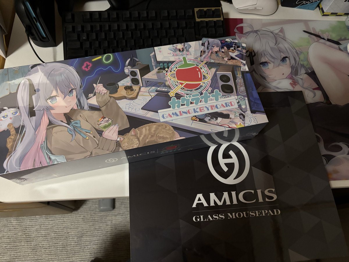 ナナカグラ先生のガラスマウスパッド2枚目とゲーミングキーボードきちゃ〜
順調に身の回りがナナ色に染まってゆく🌶