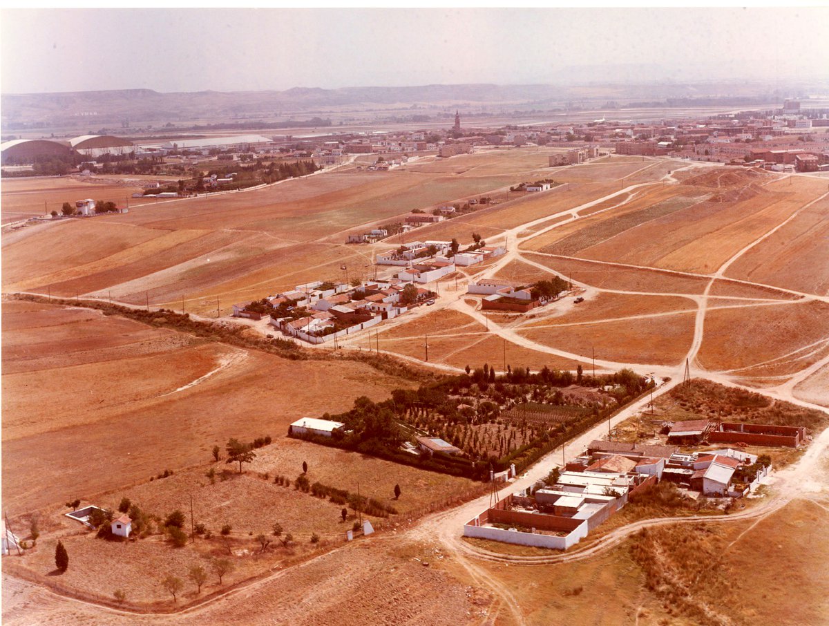 📸Vista aérea del Arroyo de la Tía Martina y Las Barquillas en “Terrenos para la construcción de viviendas de protección oficial en el distrito de Barajas” 

🗓️Fecha: 1973

🤳Autor: Instituto de la Vivienda

ℹ️ Medio Ambiente. C de Madrid. Colección zz IVI 00194
#MemoriaDeBarajas