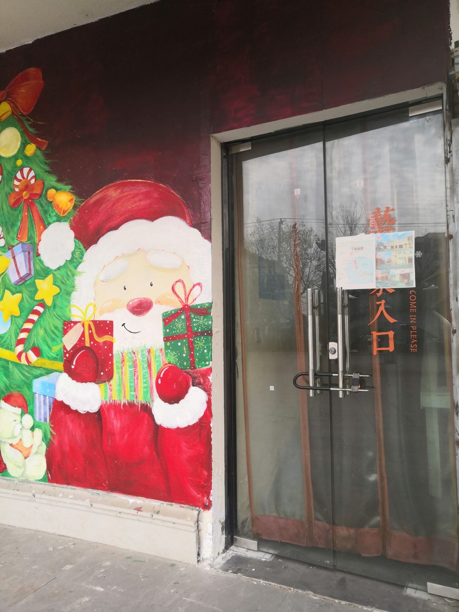 kero_1985's tweet image. Spotted a street artist turning a blank wall into a canvas of color—rainbow hues, playful doodles, and a tiny cat peeking through!  (Tag someone who’d stop to watch!)