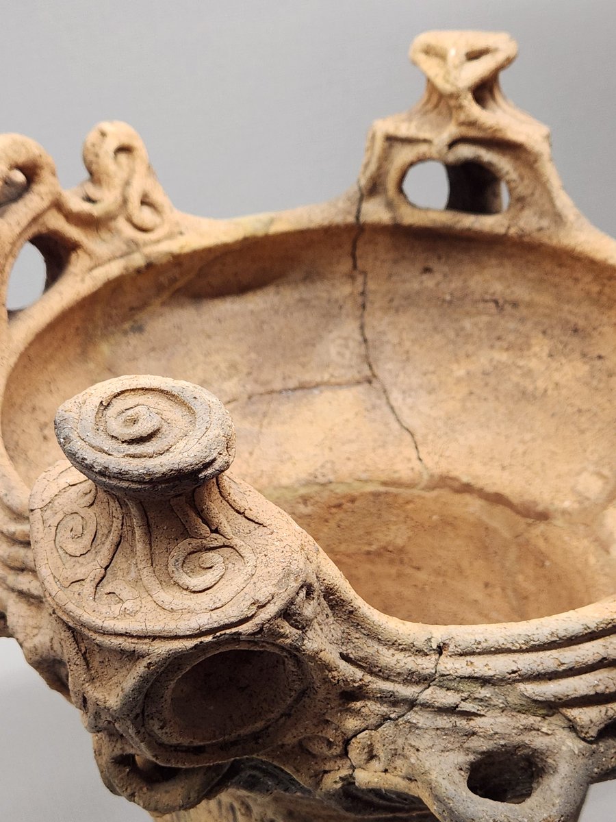 縄文土器の逸品。この取っ手部分の向き合うような対称性が秀逸だよなぁ