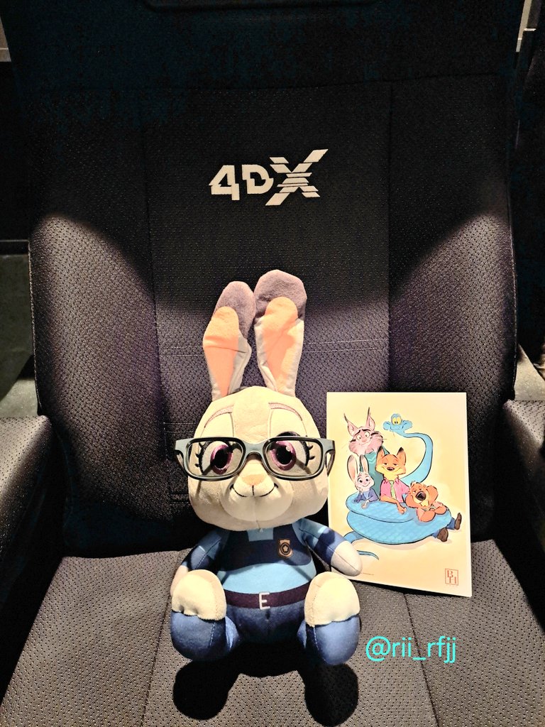 ズートピア2を初めて4DX3Dで鑑賞した。
臨場感があって楽しかった。さらに3Dなので立体感もすごかった...！ジュディちゃんの指のモフモフ感が印象的…。
イラストボードもまた貰えて嬉しい。
