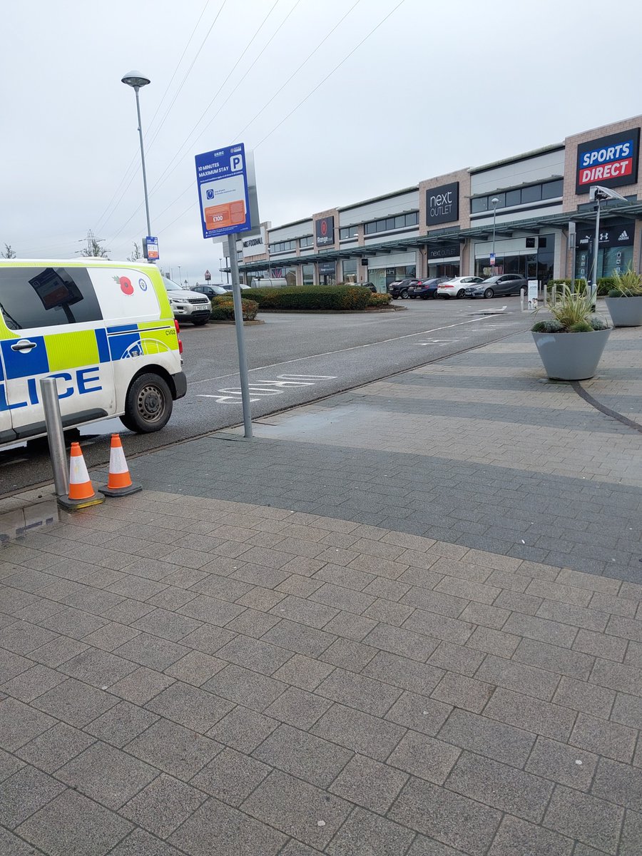 Officers having a stroll around the retail park, if you see us say hello. #HappySunday
