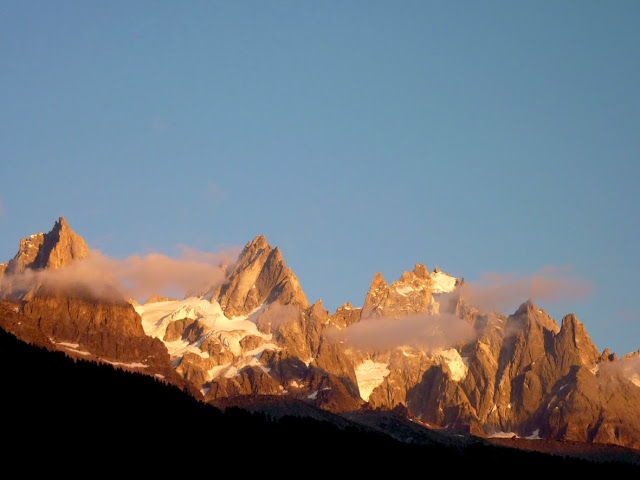 El Mont Blanc, aparentemente amable y tranquilo, que se alza sobre la francesa Chamonix, y la pirámide perfecta, única, del Matterhorn, o Cervino, desde el lado italiano, #Alpes blgs.co/5soX18