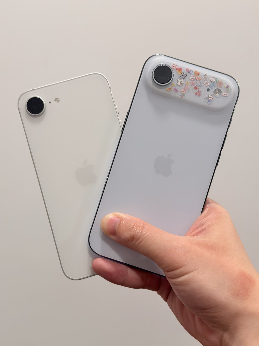 BrightMinho's tweet image. คนบอกว่า iPhone Air ขายไม่ดี📱
(ก็คงขายไม่ดีจริง ๆ🤣)

แต่เจอคนใช้ iPhone Air ในชีวิตจริง หลายคนมากกกก แบบเดินผ่านก็เห็นถือ ๆ บ้าง

ขณะที่ iPhone 16e เห็นคนถือ = 0 คนตลอดปี
แต่ยอดขายติดอันดับ 1 ใน 10 ของปี 2025🤯

ผมเลยรู้สึกขัดแย้งในใจ 
รอดูยอดขาย iPhone Air ปี 2026 ละกัน