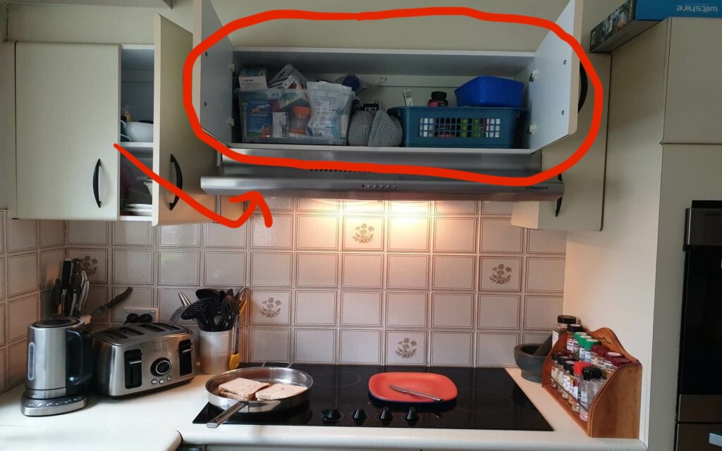 🚫 5 Things You Should NEVER Keep in the Kitchen (Strictly Prohibited as per Vastu)

Most people keep the 4th one, Unknowingly..
1️⃣ Dustbin/Shoes near cooking area ➔ Negatively impacts health
2️⃣ Medicines ➔ Blocks wellness &amp; attracts diseases
3️⃣ Broken/Unused Utensils ➔ Symbol