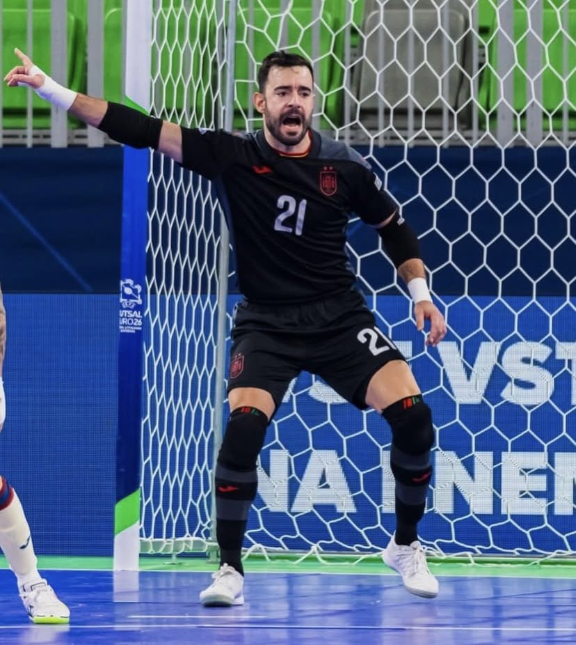 Desde esta triste cuenta le voy a hacer una mención a este señor.
-Trabajando en lo bajini y haciendo el trabajo sucio pero no menos importante.
-No le colgamos tantas medallas porque su parte no es la más bonita pero también es la más eficaz. 
#PonunDídacEnTuVida #futsal