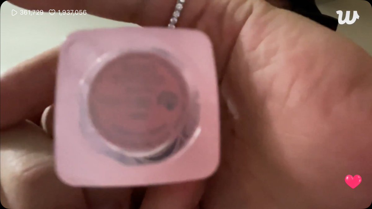 mingyu showing his lipstick shade 🤣