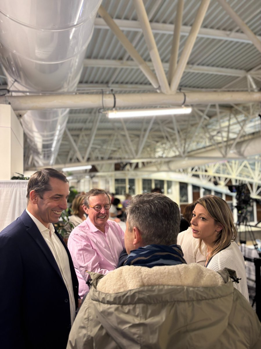Hier soir, j’étais présent aux côtés de <a href="/CyrilleBlint/">Cyrille Blint</a>  pour assister au match de water-polo opposant le PAN à Sète.

Un superbe moment de sport, avec beaucoup de beau jeu, où l’équipe aixoise a su s’imposer.

Victoire méritée du PAN, 17 à 13, après une très belle prestation.