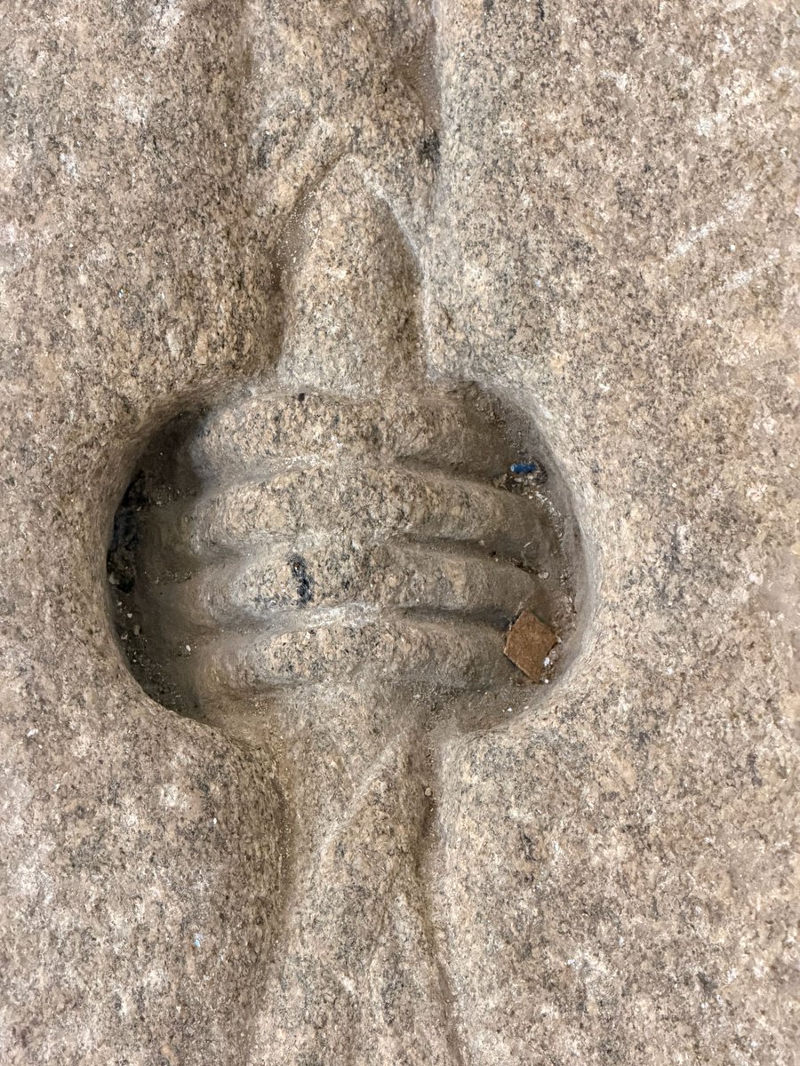 navoltadafolla's tweet image. Na igrexa de san Martiño Pinario vin unha das tumbas máis bizarras que atopei nos últimos anos. Ao carón do altar de san Bieito están enterrados varios abades. Nesta lápida un deles (Miguel de Luxán? 1645-49) emerxe de debaixo da lousa e abraza o báculo coas dúas mans.