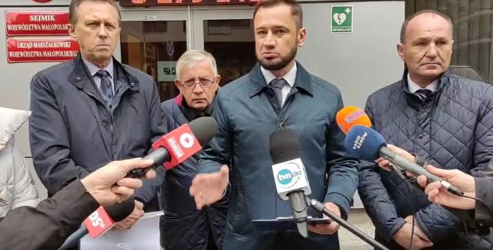 Jakiś czas temu pojawiła się informacja, że ekipa Aleksandra Miszalskiego w ramach przeciwdziałania zbieraniu podpisów pod #referendum zwiększy nakłady na miejską gazetkę oraz przeprowadzi kampanię uświadamiającą o ryzyku nadużycia danych osobowych.

Akurat w tym ostatnim