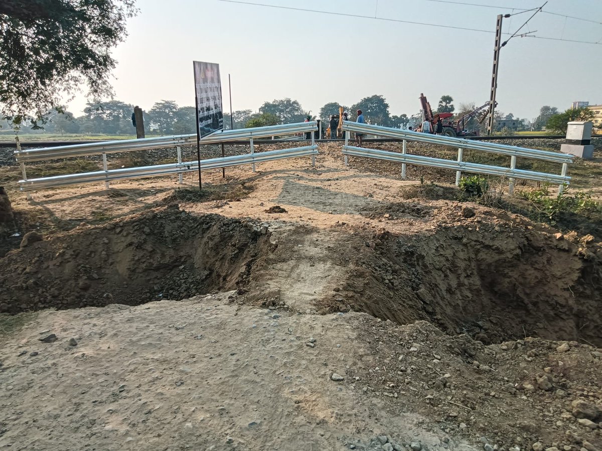 drmmalda's tweet image. Malda Division has secured identified trespass-prone locations, including vehicle crossings and huts, along the Bhagalpur–Banka–Dumka section to enhance passenger and train safety. Public cooperation is earnestly requested. 
#RailSafety #MaldaDivision