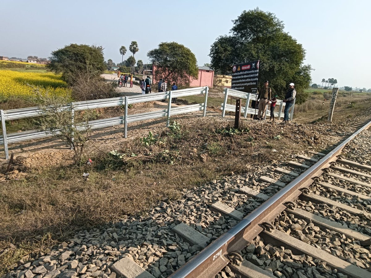 drmmalda's tweet image. Malda Division has secured identified trespass-prone locations, including vehicle crossings and huts, along the Bhagalpur–Banka–Dumka section to enhance passenger and train safety. Public cooperation is earnestly requested. 
#RailSafety #MaldaDivision