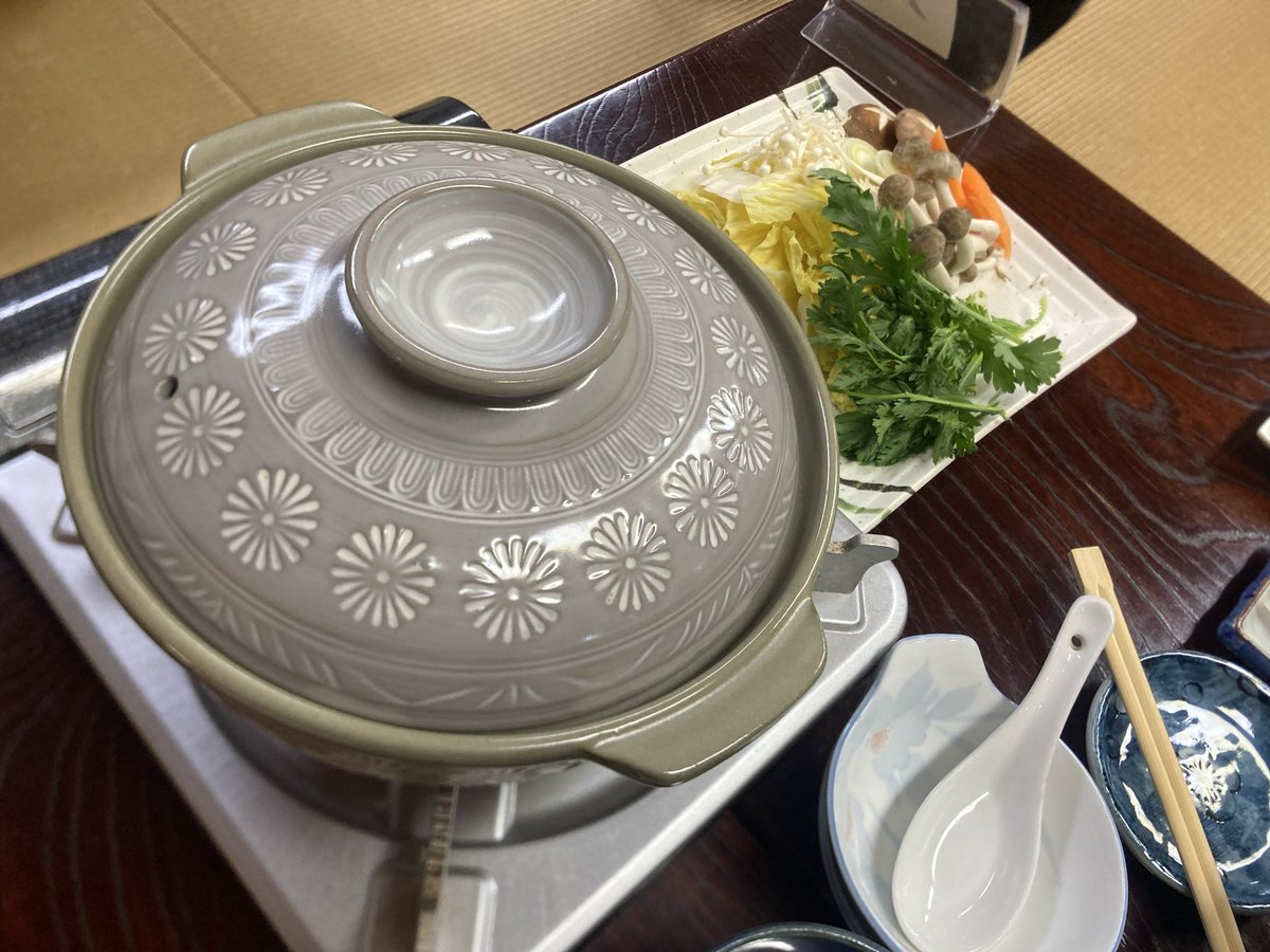 M90459893's tweet photo. 夕食は豪華な地元食材を使った料理。身体によさそうなものばかりで、活力が湧いてきました。21時にはおにぎりとお味噌汁のサービス。しっかりいただきました。 https://t.co/TdG7n3ZlQ3