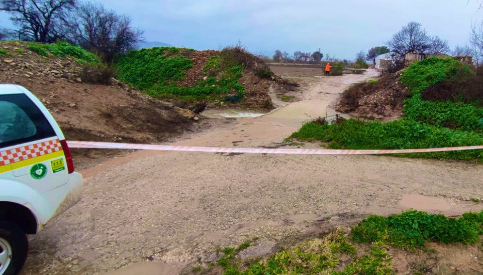 💧El temporal sigue dejando más actuaciones en distintos puntos

👷🏻‍♂️🦺 Protección Civil interviene…
▫️Cauces del Río Guadalhorce
▫️Partido La Isla
▫️Zona del Pontón

Importantes tareas de prevención y control desarrolladas en caminos y zonas rurales

#Antequera es #MásCiudad