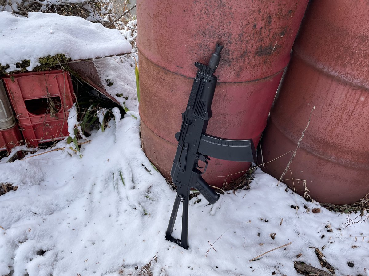 雪中親子サバゲー
ライトプロは寒過ぎでだとセミロックし過ぎて使い物にならず。。。エアコキの方がええな