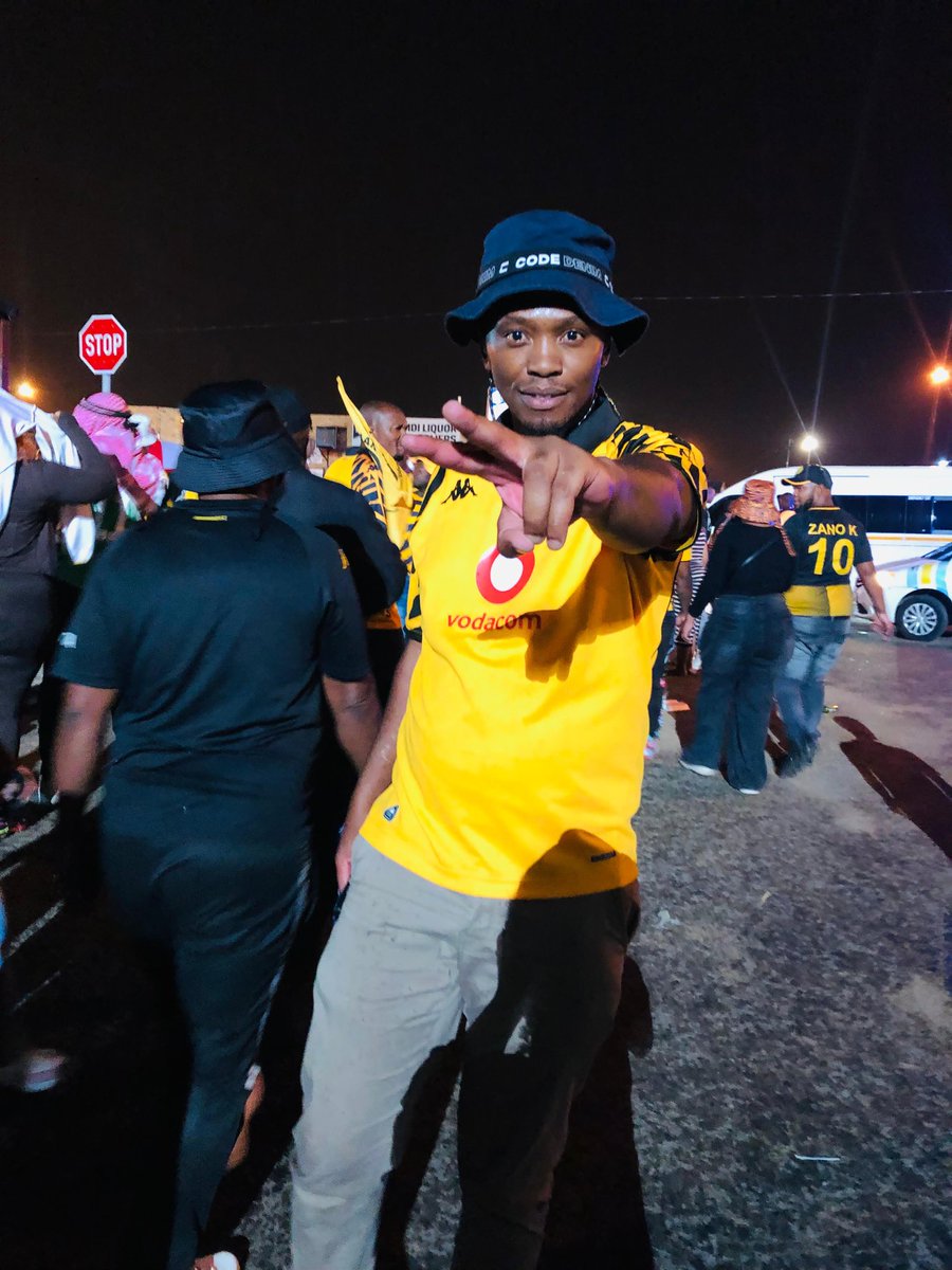 Tshepy_SA's tweet photo. Match day ✌️❤️#AlwaysHome @KaizerChiefs https://t.co/AcM0SGbcs1