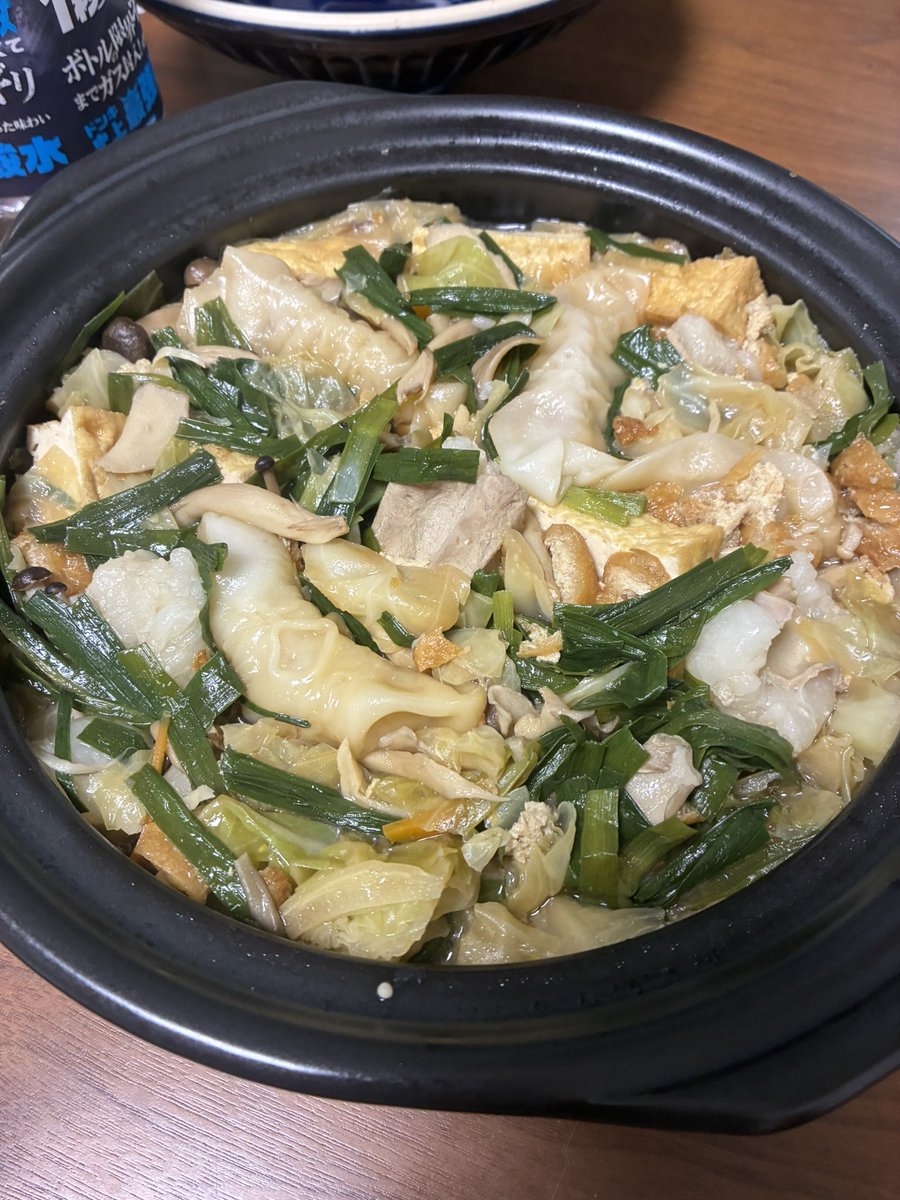 昨日、名も無き水炊き
今日、もつ鍋
この時期は鍋だ