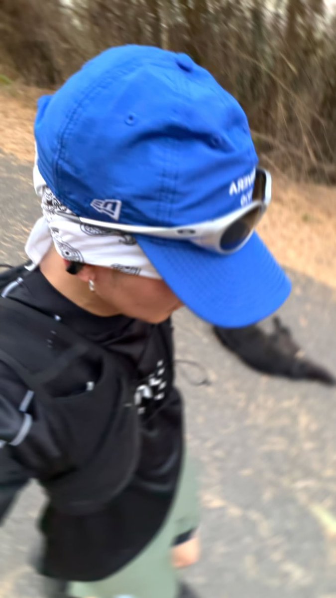 He doesn't show us his hear or brows but he is showing us his glasses lmao

#BuildJakapan #Beyourluve 
<a href="/JakeB4rever/">BIU.</a>