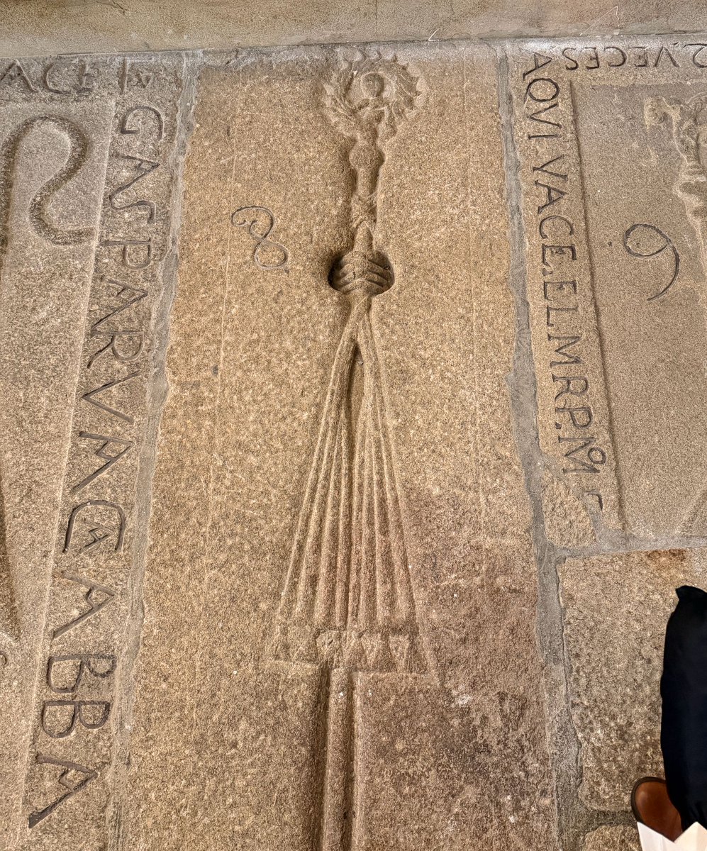 navoltadafolla's tweet image. Na igrexa de san Martiño Pinario vin unha das tumbas máis bizarras que atopei nos últimos anos. Ao carón do altar de san Bieito están enterrados varios abades. Nesta lápida un deles (Miguel de Luxán? 1645-49) emerxe de debaixo da lousa e abraza o báculo coas dúas mans.