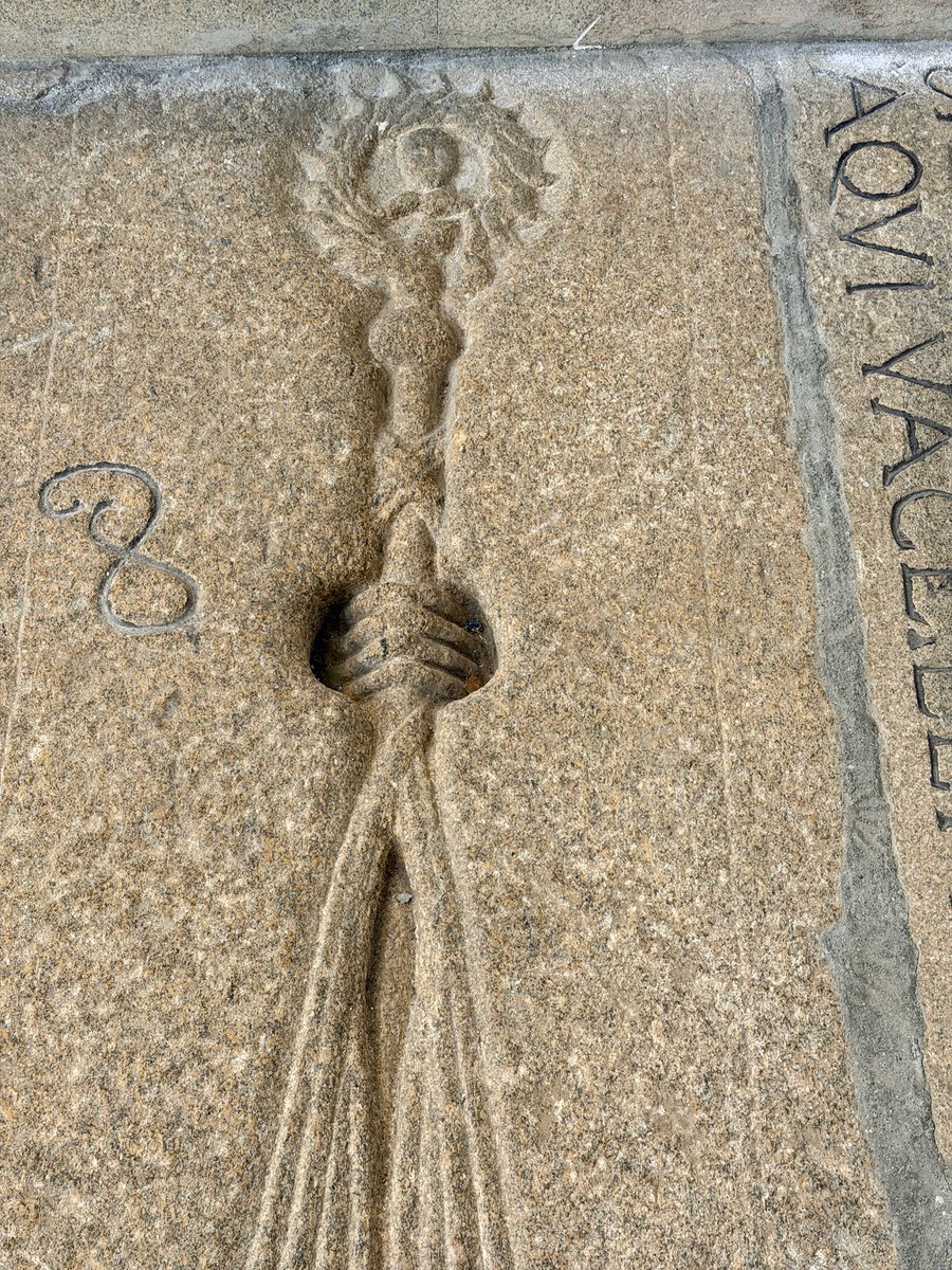 navoltadafolla's tweet image. Na igrexa de san Martiño Pinario vin unha das tumbas máis bizarras que atopei nos últimos anos. Ao carón do altar de san Bieito están enterrados varios abades. Nesta lápida un deles (Miguel de Luxán? 1645-49) emerxe de debaixo da lousa e abraza o báculo coas dúas mans.