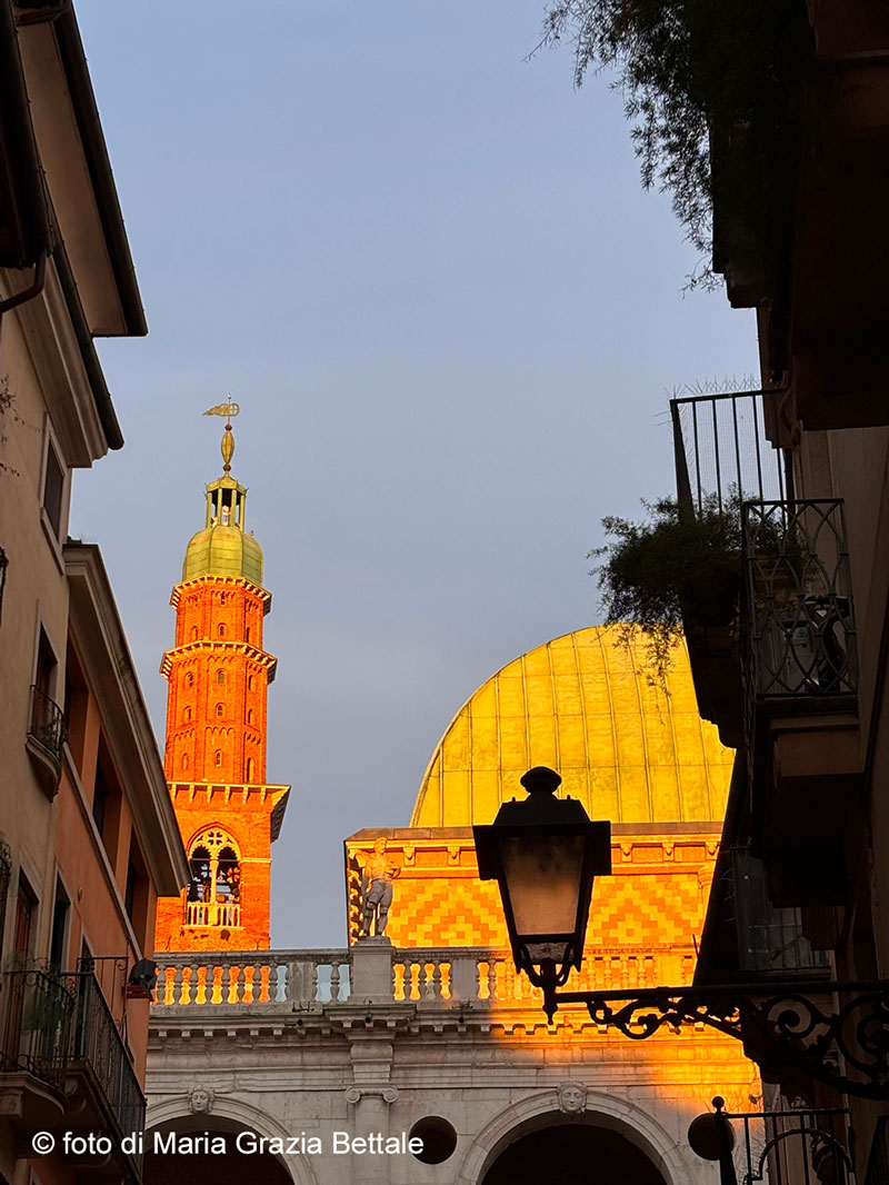 “Più che di macchine abbiamo bisogno di umanità.
Più che intelligenza, abbiamo bisogno di dolcezza e bontà”
Charlie Chaplin

leggi l'editoriale:
csv-vicenza.org/web/2026/02/07…

#csvdivicenza
#volontariatovicentino
#lacomunitàsiracconta