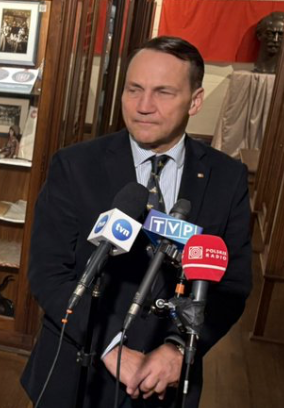 sjastrzebowski's tweet photo. Konferencja prasowa wicepremiera i ministra spraw zagranicznych Radosława Sikorskiego w USA. Wszystkie amerykańskie media obecne. A nie, zaraz, co to tutaj tak tego? https://t.co/BeAXQYfeZ6