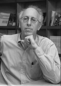 La reserva cognitiva es una defensa que puede generar el cerebro. 

Haciendo que los daños sean más leves o se manifiesten menos.

En palabras del profesor Yaakov Stern:
"la RC utiliza redes cerebrales alternativas, o más eficientes, pudiendo funcionar con más normalidad pese a