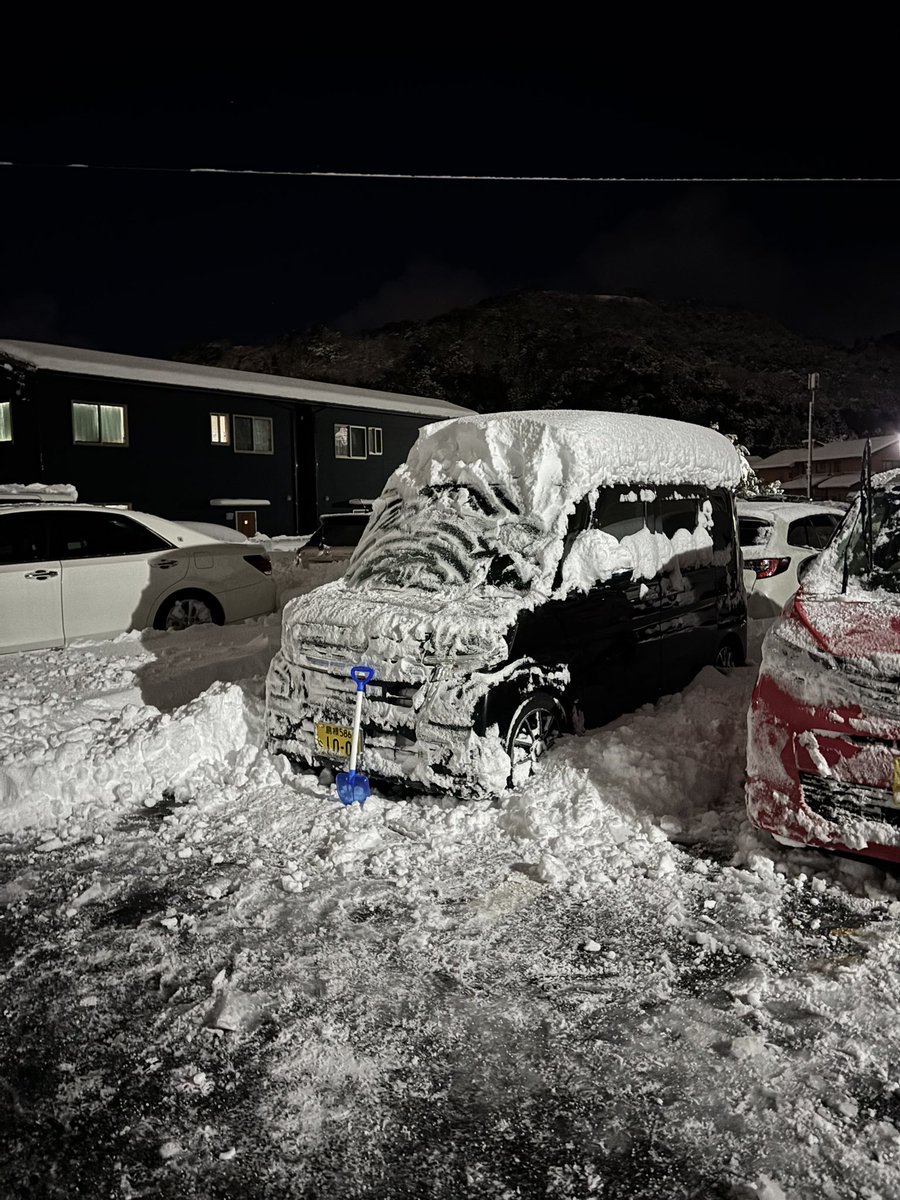 maya72know's tweet photo. 両膝と右足首とかかとが
痛風発作なのに
わたししか
雪かく大人いなくて
こうゆうときだけ
独り身きついと感じる😏

痛いし寒いし先長いし泣きそう🫠 https://t.co/lwnv4fhYDu