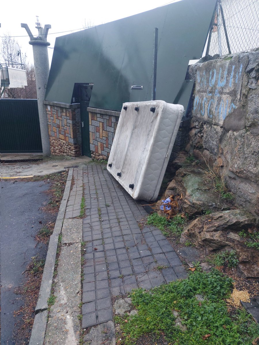 Esto lleva varios días tirado en la puerta de la piscina Roseles. 
#Moralzarzal