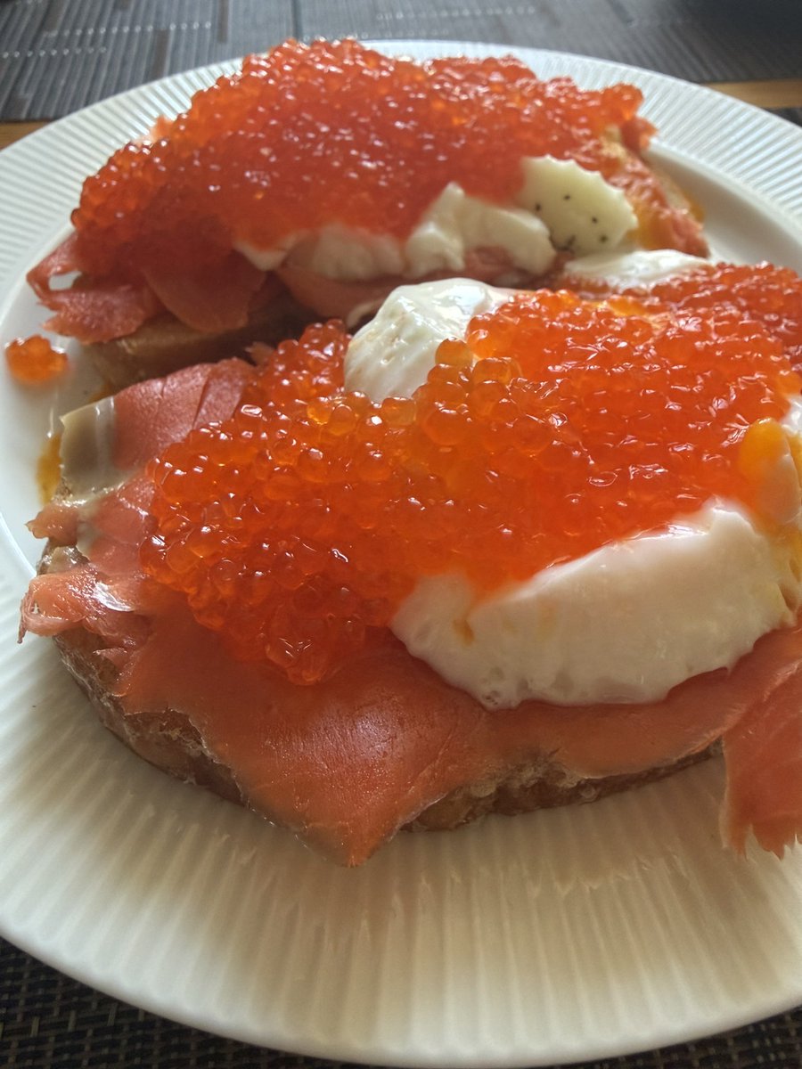 Labrītiņ!
Nošņācu kā lācis ziemas miegā! 
Vēlajās brokastīs, kā jau svētdienā, Kanādas savvaļas lasis un olas. 👌 https://t.co/uDTE1fr4Wm