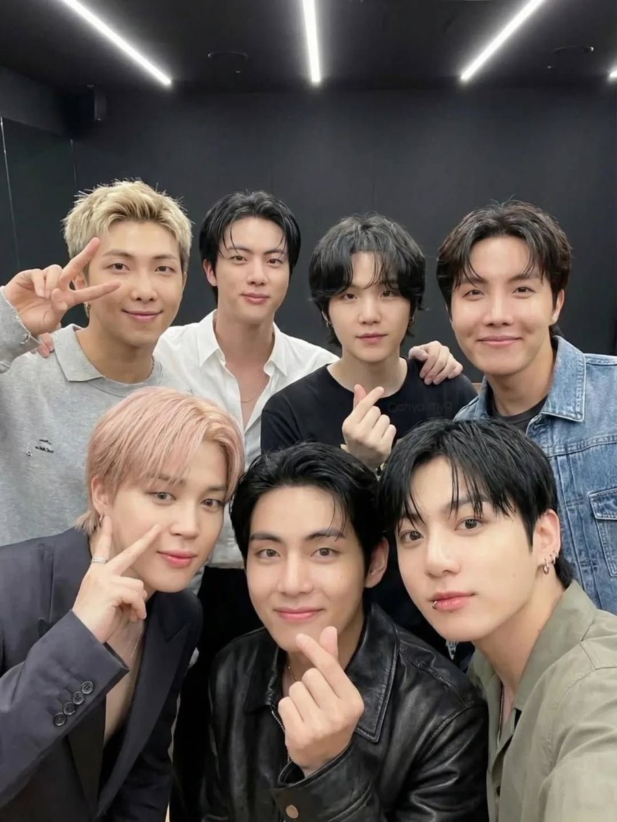 BoattaboShO's tweet photo. My Happiness #BTS 💜 #DAY6 🍀 https://t.co/fqP9GTZige