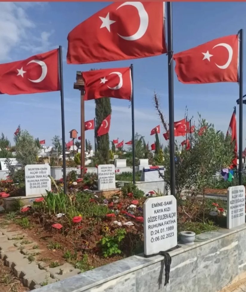 burcufulya's tweet photo. 6 Şubat geçti. Herkes paylaştı üzüldüSonra hayat normale https://t.co/aQaGvb7bGi kaybettiklerimizlebaş https://t.co/tUzZM4jwfr ne yapalım demeyin.Bir gün başınıza gelebiliyor.Bunun için karşı çıkın çürük binalara rüşvetleonay verenlere,olmadık yerlere bina dikenlere. #6subat2023 https://t.co/tMOBm0fmtV