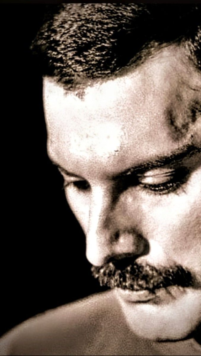 Irgendjemand 
wird immer hübscher sein.
Irgendjemand
wird immer schlauer sein.
Irgendjemand
wird immer jünger sein.
Aber sie werden niemals
DU sein.

-Freddie Mercury