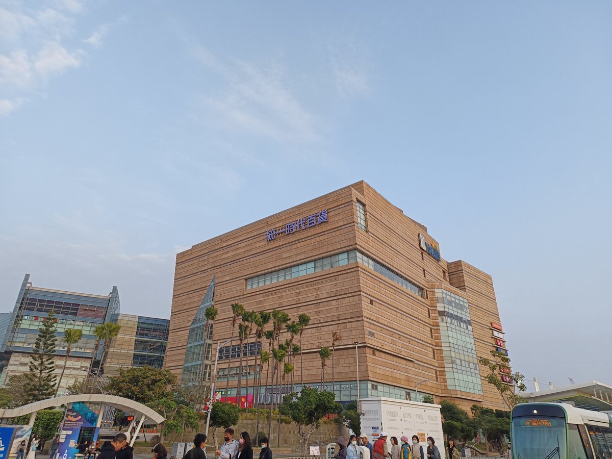 今天算是輕軌之旅，
行程都是沿著輕軌展開的，
最後到夢時代來吃晚餐👋