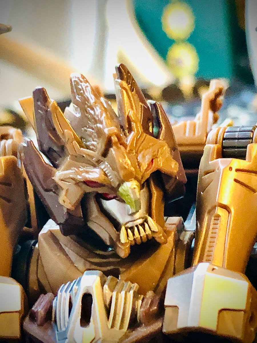 It’s not often I get myself a new transformer but I couldn’t pass up on this awesome looking one. Love the technorganic look on some of the parts.

(Yes I know I need to learn to pose my figures better 😅)