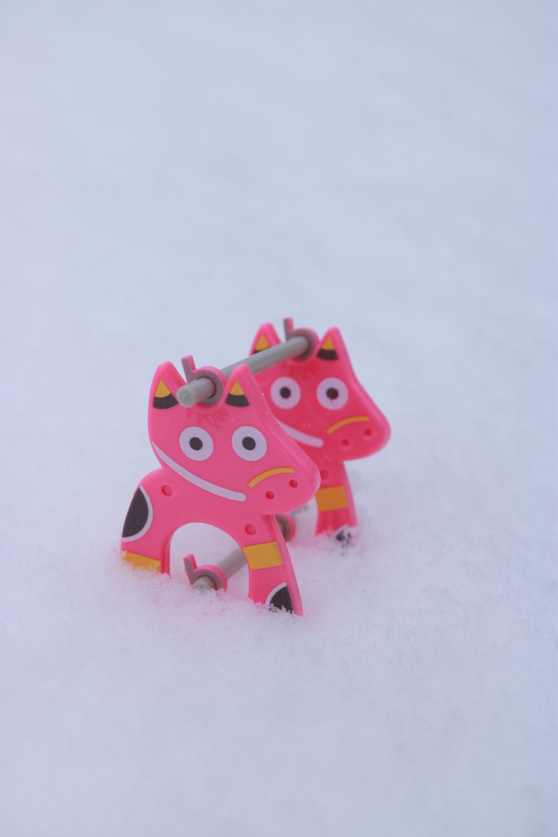 rekodaisy's tweet photo. 雪に埋もれてるのすごくかわいいなと思ってて。本日の関東の雪で、ガチャの赤べこバリケードで再現した(笑) https://t.co/kBKhaGQf8Z