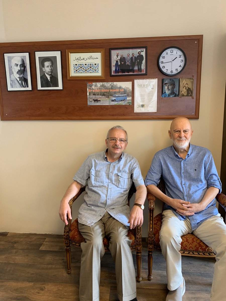 Mustafa Kutlu, fakirhanemizi hemen her teftişlerinde  gözlerimin içine baka baka, güleç bir eda ile “Şimdi bak, bu kütüphaneyi biraz tasfiye edeceksin; fakir fukaraya dağıtacaksın, kütüphanelere göndereceksin! Bu nedir kardeşim, salon yer gök kitap doldu, duvarlar gözükmüyor”