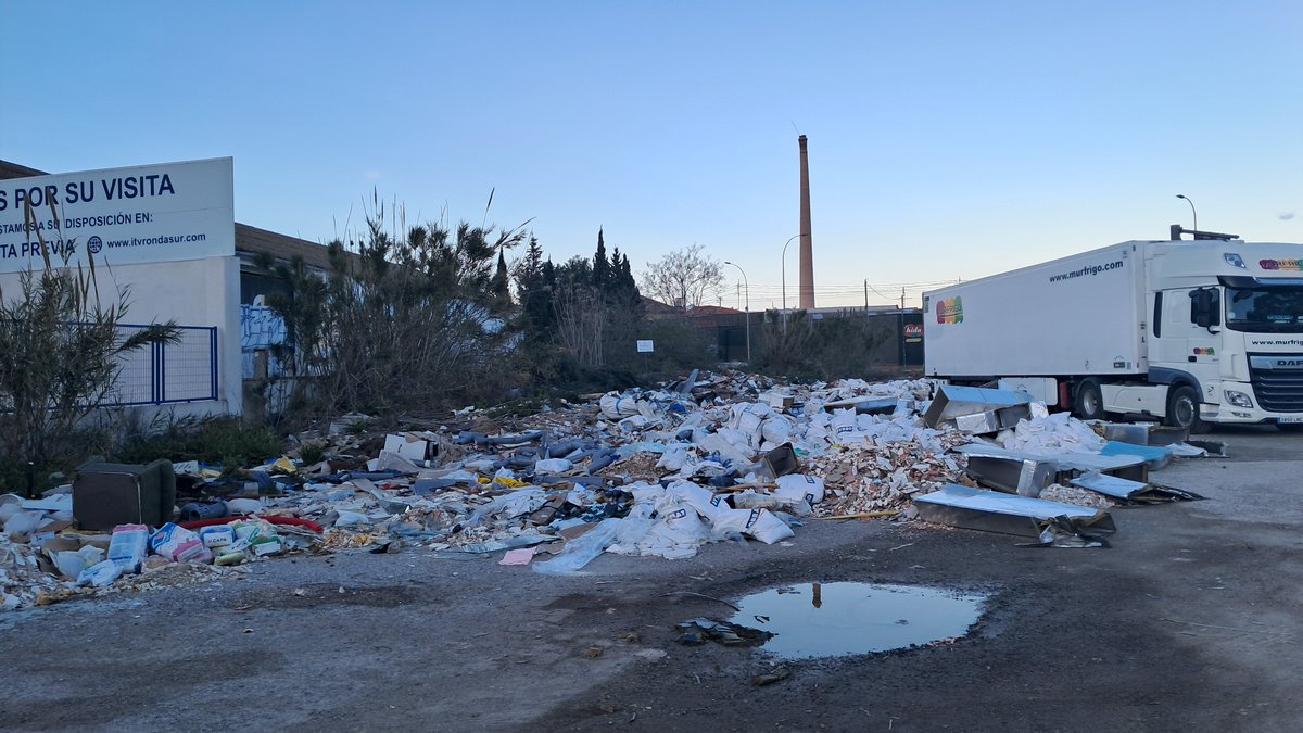 <a href="/AytoMurcia/">Ayuntamiento de Murcia</a> <a href="/Rebepl/">Rebeca Pérez</a> solar frente El Alias. A dos kilómetros de La Glorieta.  De las mayores vergüenzas al entrar a la ciudad.  Ratas por todas partes. Estáis esperando a que esté todo el solar lleno de 💩? Años sin limpiar.