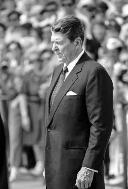 veritebeaute's tweet image. Par une soirée pluvieuse de septembre 1985, Ronald Reagan quittait un dîner d'État lorsqu'il aperçut un vieux concierge peinant à déplacer une poubelle lourde. Sans hésitation, le président des États-Unis, vêtu de son costume de soirée, s'approcha, saisit l'autre côté de la…