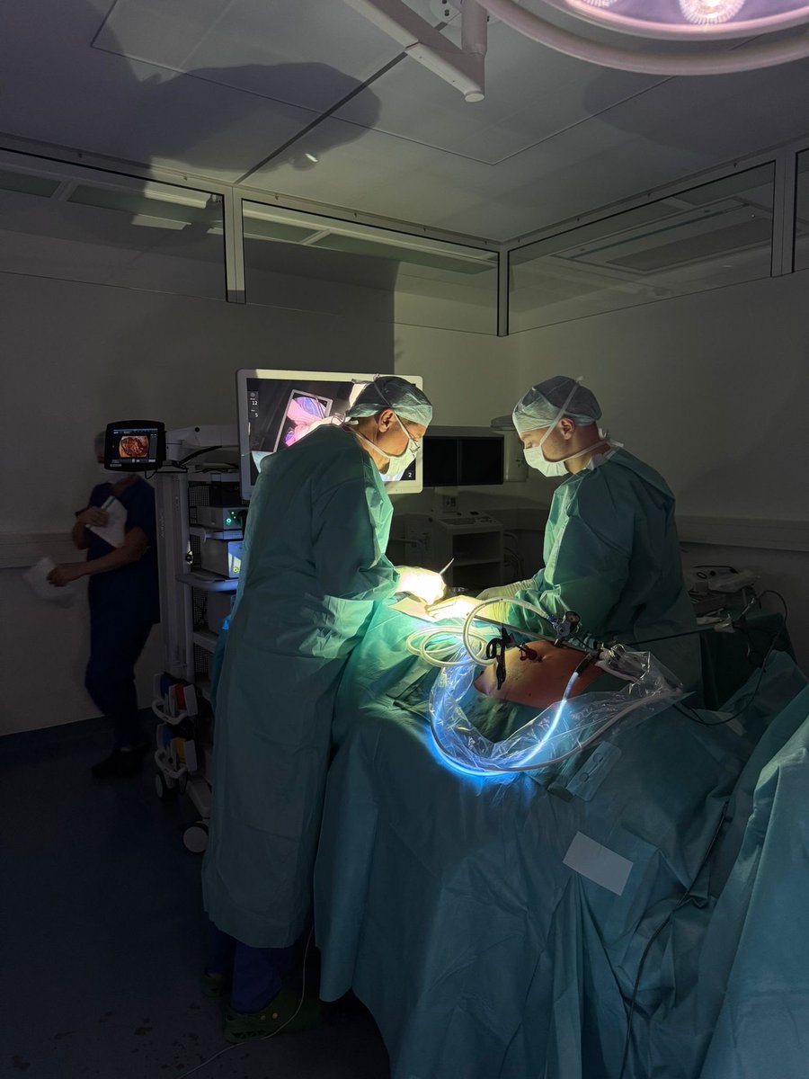 jens_mayer's tweet photo. Letzte Woche konnte ich unsere neue laparoskopische Ausrüstung am Maybach Medical MVZ in Schorndorf einweihen. Nähere Informationen und Terminvereinbarung unter https://t.co/h8hIhjaFCb https://t.co/M1ebyd4eCp