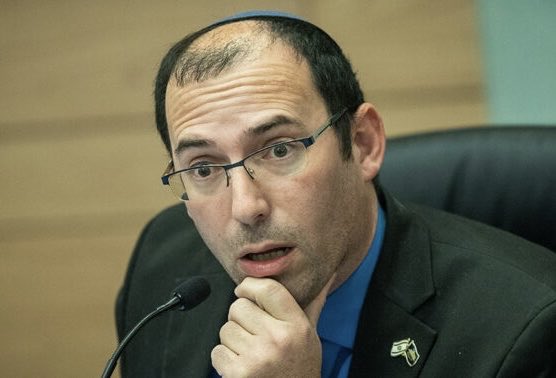 KatyaKupchik's tweet photo. שמחה רוטמן מעלה היום לוועדת השרים לענייני חקיקה הצעה לתיקון חוק השבות, כך שבהגדרה “יהודי או אדם שהתגייר” תתווסף המילה “כהלכה”. בדברי ההסבר הוא מדבר על נאמנות ל“מסורת היהודית”, אבל בתרגום חופשי משמרנות חרדלית זה אומר דבר אחד: נאמנות לזרם האורתודוקסי. (צילום יונתן זינדל) https://t.co/ef3BE7NUKu