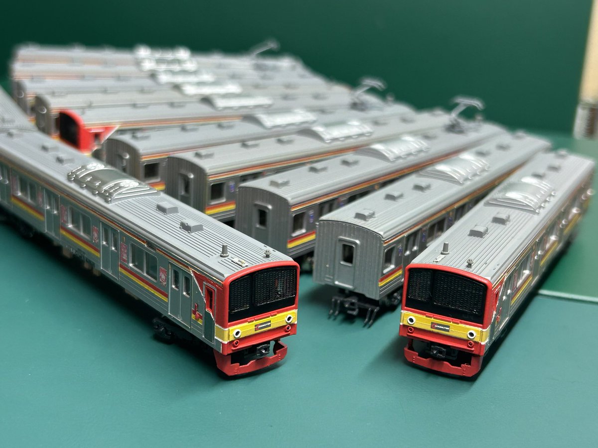 akinago72's tweet photo. PT.Kereta Commuter Jabodetabek Seri205 元ナハ34+39編成(2016年仕様)完成！

元中原車の最終譲渡組の特徴である、側扉に帯が入らない側面、前面帯の上半分に南武帯の黄色をそのまま使った帯色の微妙な色調差を再現しました。
中間先頭車は日本時代の幕を仕込みましたが、ほぼわからないですね… https://t.co/MiXnrhiUoG