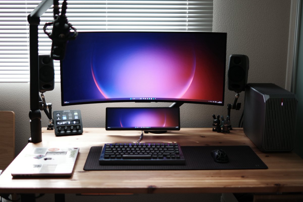 HDMI2.1kvmスイッチを使ってデスクトップPCとラップトップをワンボタンで切り替えられるデスクセットアップにしました。
お気に入りのディスプレイとキーボードとマウスを共有できるし遅延もないのでめちゃ快適。
noteも書いたのでよかったらみてください
#desksetup 

note.com/nadiaru/n/ne0b…