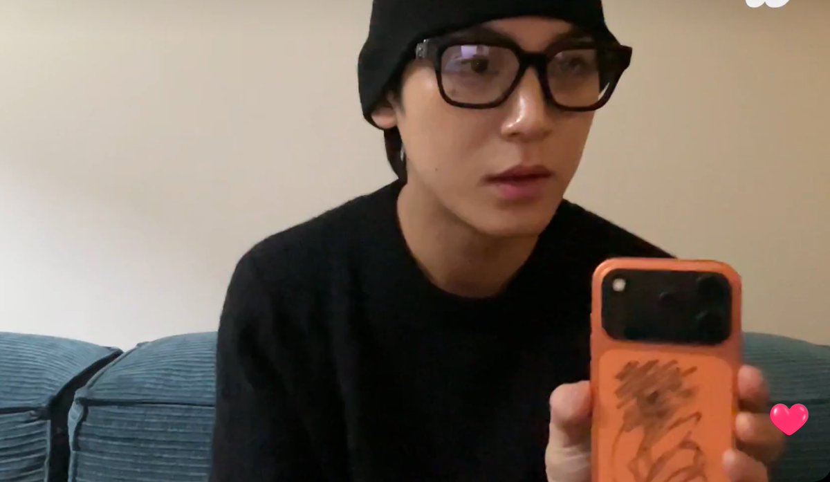 wonudupe's tweet photo. painted the plateau of his phone using marker lmao mingyu, what are you doing??? 😭😭😭😭 https://t.co/e1Dcdtl3s7