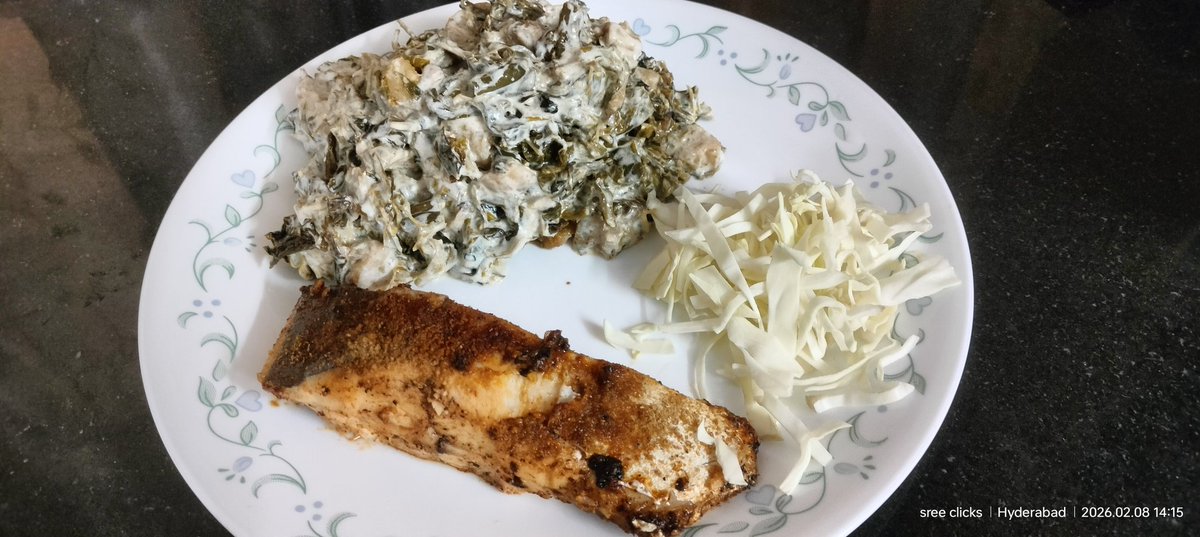 sree_n_r's tweet photo. Low carb meal 😋🤤 

Pomfret (చందువా) dry roast
తోటకూర ముల్లంగి ఫ్రై with పెరుగు 

#Sree_Cooks
#Lunch https://t.co/PbV2FTBemA