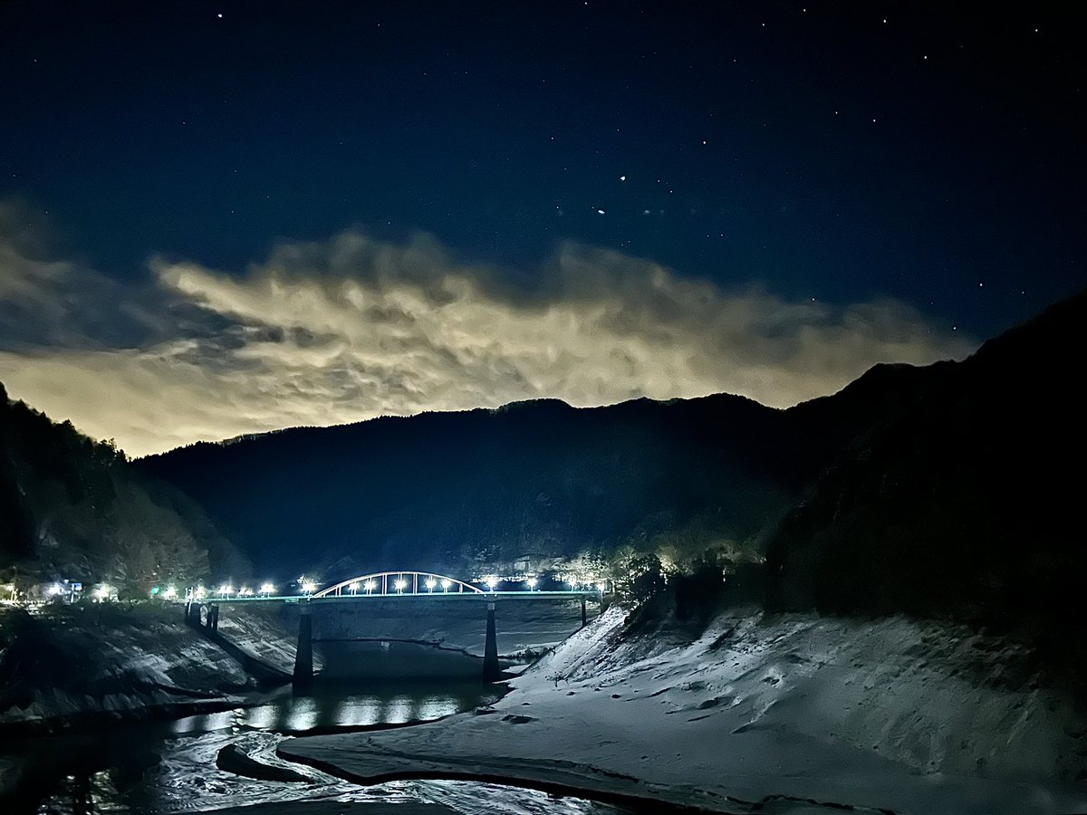 現在の奥多摩湖、とても幻想的！！空もとても澄んでいて星が一層輝いて見えます！！