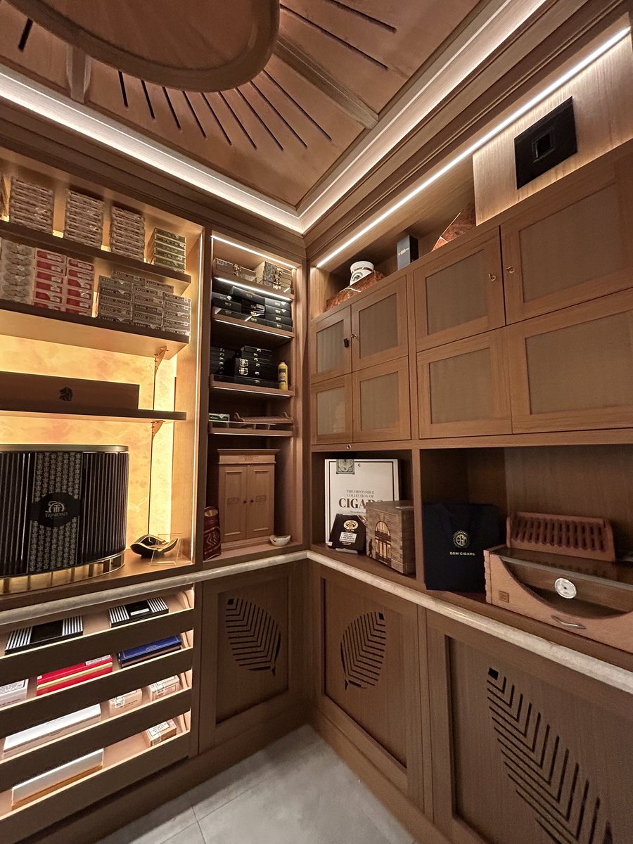 ldncigarsmoker's tweet photo. The showroom at #DeART is on another level — packed with prototype cigar humidors, all housed inside one massive walk-in humidor. 🔥 https://t.co/ZJHkxo6LEG